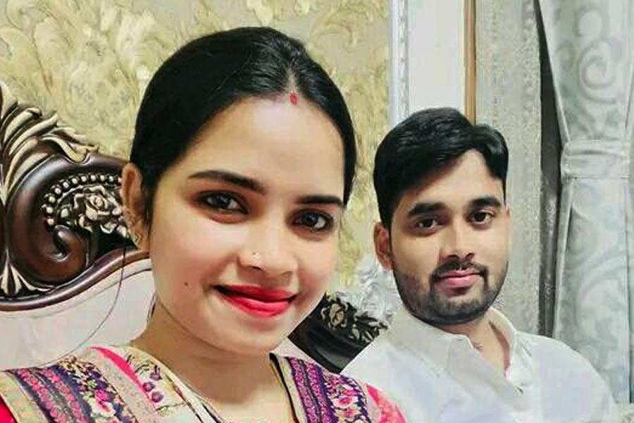 অর্চনার সঙ্গেও এই সব প্রভাবশালীদের অনেকে শারীরিক সম্পর্কে লিপ্ত হয়েছেন বলে জানতে পেরেছে পুলিশ। লুকিয়ে লুকিয়ে তাঁদের এই ঘনিষ্ঠ মুহূর্তের ভিডিয়ো করতেন অর্চনার স্বামী জগবন্ধু। 