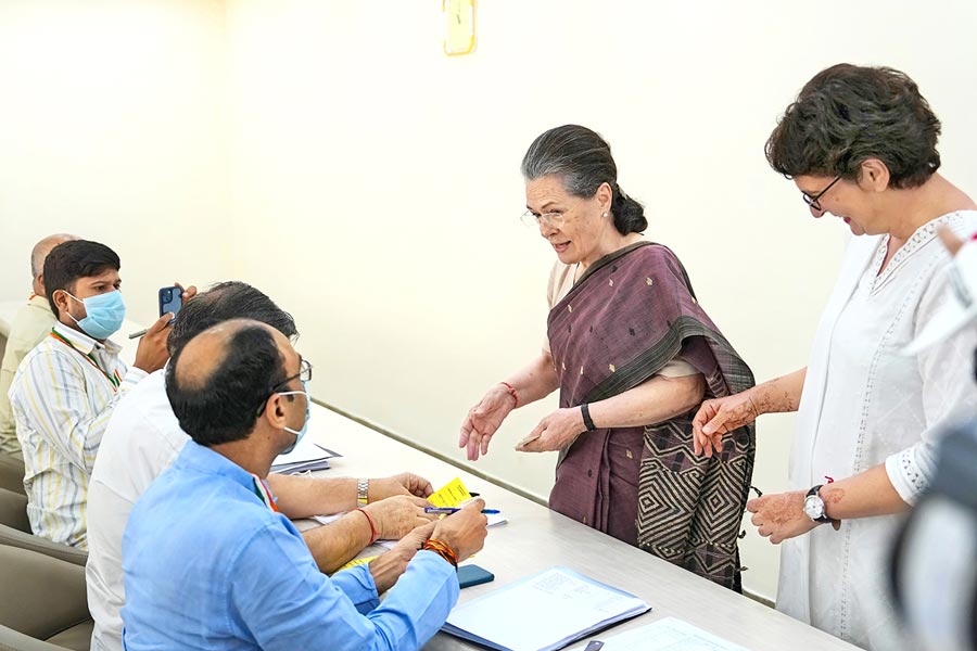 কন্যা প্রিয়ঙ্কা গান্ধী বঢরাকে সঙ্গে নিয়ে জাতীয় কংগ্রেসের সভাপতি নির্বাচনে ভোট দিতে এলেন সনিয়া গান্ধী । সোমবার নয়াদিল্লিতে। 