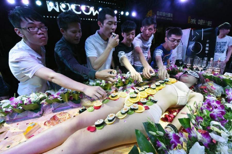 বিভিন্ন দেশে খাবার পরিবেশন করার বিভিন্ন পদ্ধতি রয়েছে। সেই পদ্ধতির বেশির ভাগই মূলত নির্ভর করে সেই দেশের রীতিনীতি এবং ঐতিহ্যের উপর। কিছু দেশে খাবার পরিবেশনের এমন উদ্ভট নিয়মও রয়েছে, যা দেখে যে রীতিমতো চমক লাগে! খাবার পরিবেশনের এমনই এক উদ্ভট নিয়ম দেখা যায় জাপানে। প্লেটে নয়, জাপানের এই ঐতিহ্যবাহী নিয়মের কারণে খাবার পরিবেশন করা হয় নিরাবরণ মানবদেহের উপর।