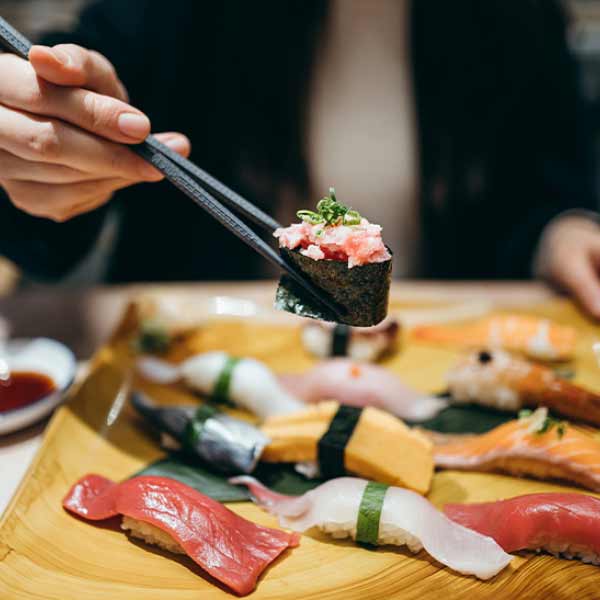 জাপানে এই বিশেষ উপায়ে খাবার পরিবেশন করার পদ্ধতির নাম ‘নিয়োতাইমোরি’ বা ‘নানতাইমোরি’।