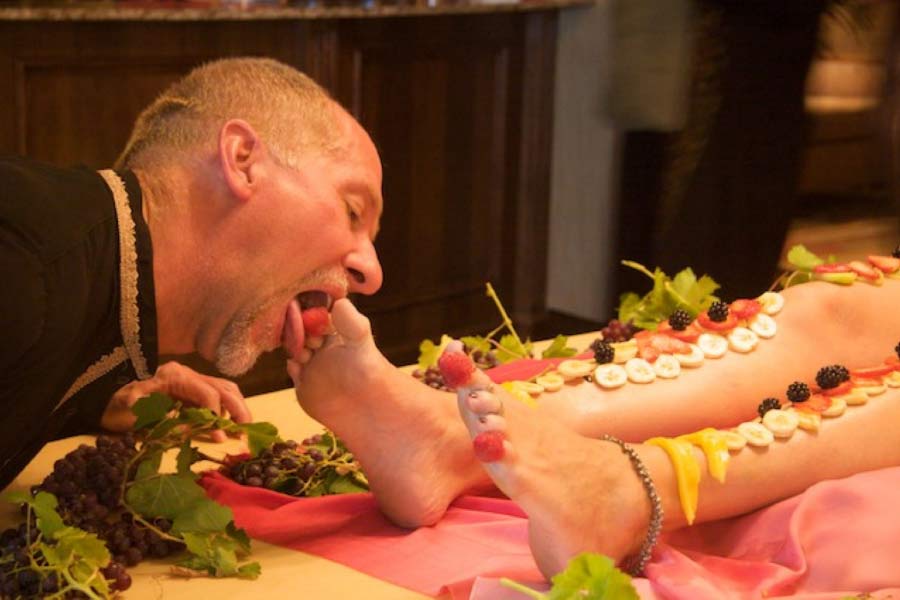 শুধু মাত্র বাড়ির চার দেওয়ালের মধ্যে নয়, ঐতিহ্য মেনে নগ্ন মহিলা-পুরুষদের উপরে খাবার পরিবেশন করা হয় জাপানের বিভিন্ন রেস্তোরাঁতেও। 