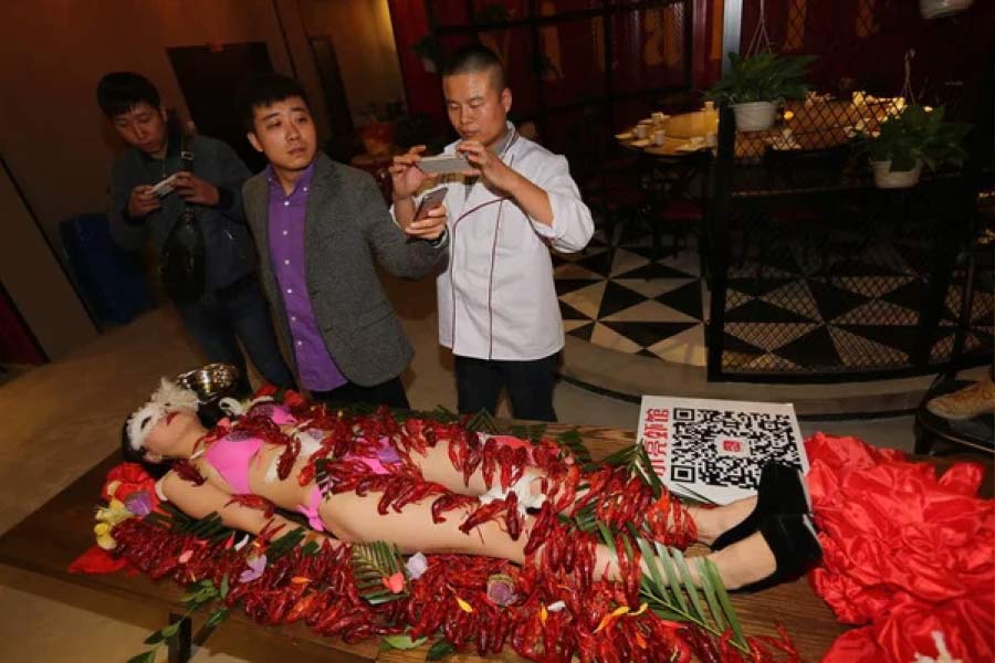 নিয়োতাইমোরি পদ্ধতিতে পুরুষ-মহিলা উভয়ের শরীরের উপরে খাবার পরিবেশন করার নিয়ম থাকলেও বেশির ভাগ ক্ষেত্রে খাদ্য পরিবেশনের জন্য নিরাবরণ মহিলাদেহকেই বেছে নেওয়া হয়।