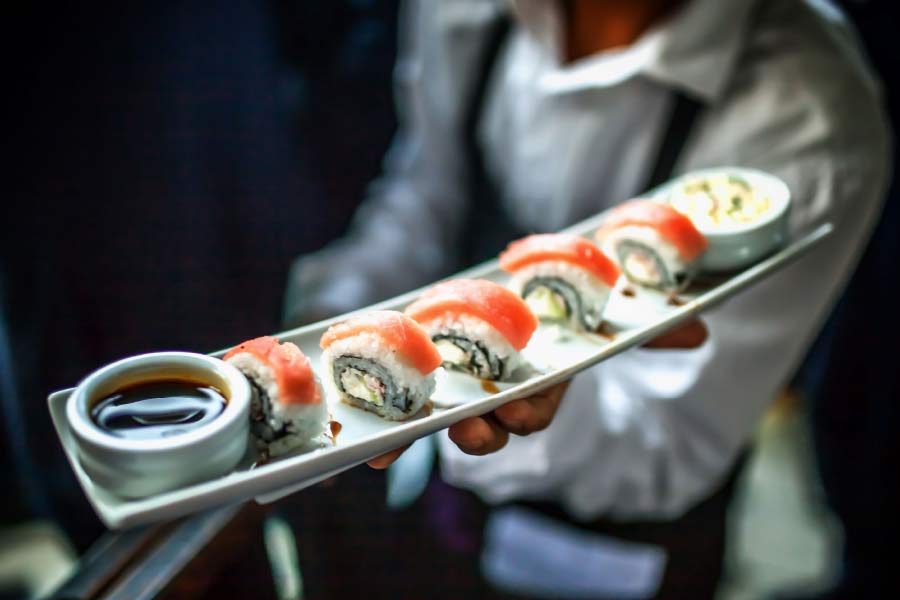 জাপানে খাবার পরিবেশনের এই অদ্ভুত ঐতিহ্য জগৎবিখ্যাত। অন্যান্য দেশ থেকে জাপানে ঘুরতে এসে নিয়োতাইমোরি পদ্ধতিতে খাবার খাননি, এমন মানুষ খুঁজে পাওয়া বিরল।