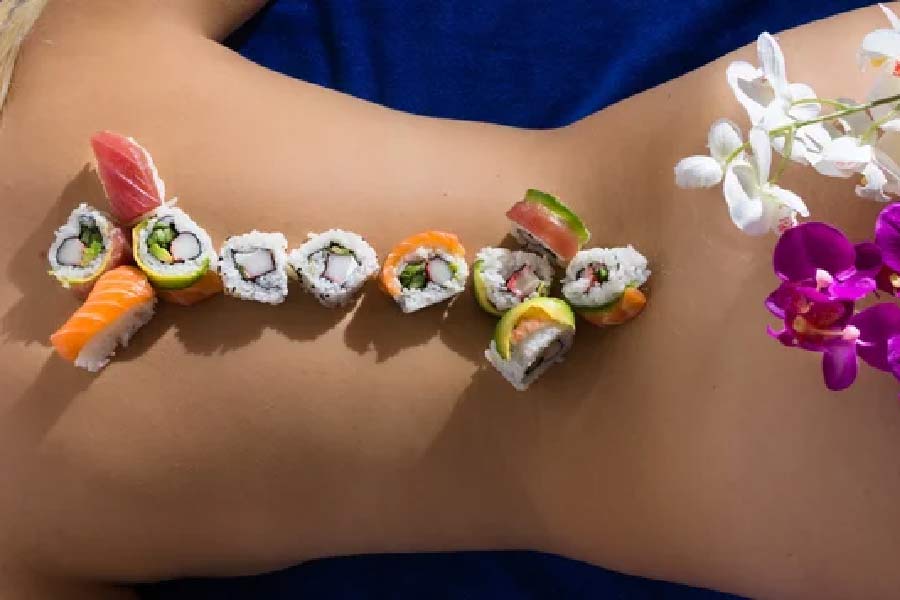 নিয়োতাইমোরি রীতি অনুযায়ী প্রথমে এক জন মহিলাকে খাবার টেবিলের উপর শুইয়ে রাখা হয়। 