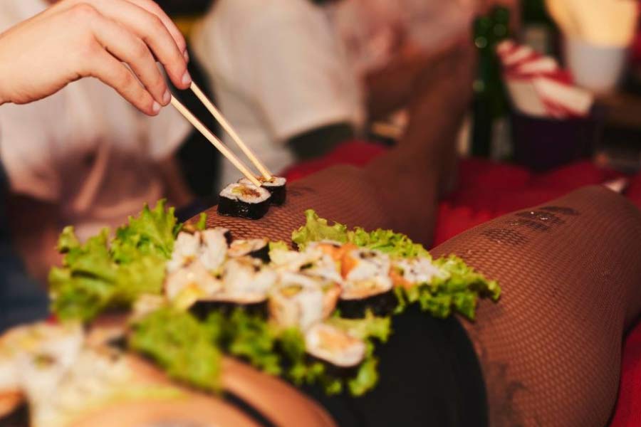 টেবিলে শুয়ে থাকার সময় ওই মহিলার শরীরে একটি সুতো পর্যন্ত থাকে না। সম্পূর্ণ নগ্ন ওই মহিলার উপরেই করা হয় বিভিন্ন পদ পরিবেশন।