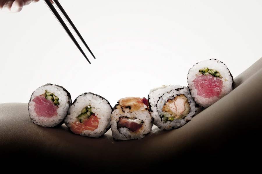 প্রথমে নগ্ন মহিলার শরীরের উপর জাপানের ঐতিহ্যবাহী পদ ‘সুশি’ পরিবেশন করা হয়। এর পর একের পর এক অন্য পদ দিয়ে ঢেকে দেওয়া হয় ওই মহিলার গোপনাঙ্গ। শরীরে বাকি অংশ অবশ্য উন্মুক্তই থাকে।