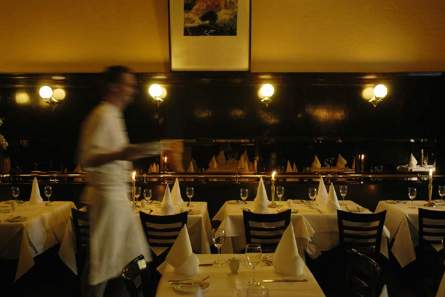 খাবারের পাশাপাশি নিরাবরণ মহিলার শরীর বাহারি ফুল দিয়েও সাজানো হয়।