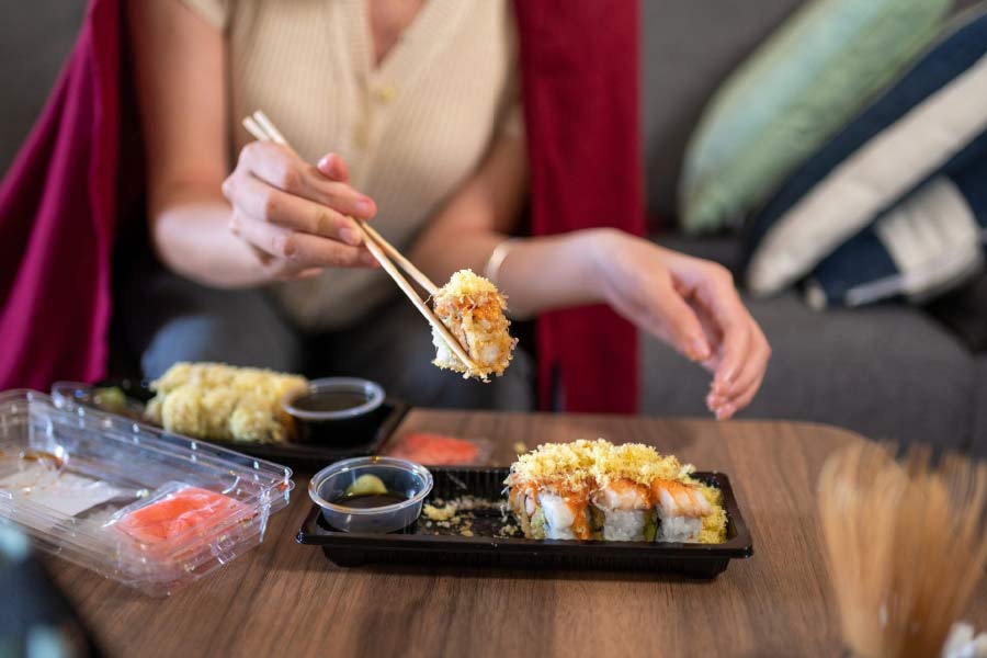 এর পর নিরাবরণ মহিলার গোপনাঙ্গের উপর থেকেই চপস্টিক বা কাঁটা-চামচ দিয়ে এক এক করে খাবার নিয়ে রসনা তৃপ্তি করতে দেখা যায় অভ্যাগতদের।