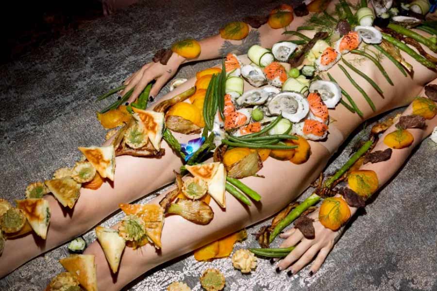 জাপানে নিয়োতাইমোরিকে একটি পেশা হিসাবে গণ্য করা হয়। যাঁরা এই কাজ করেন, তাঁরা অনেক সময়ই নিজেদের পরিচয় গোপন করে বা মুখোশ পরে এই কাজ করেন। আবার অনেকে মুখ না ঢেকেই সম্পূর্ণ নগ্ন হয়ে শুয়ে থাকেন খাবার টেবিলে।