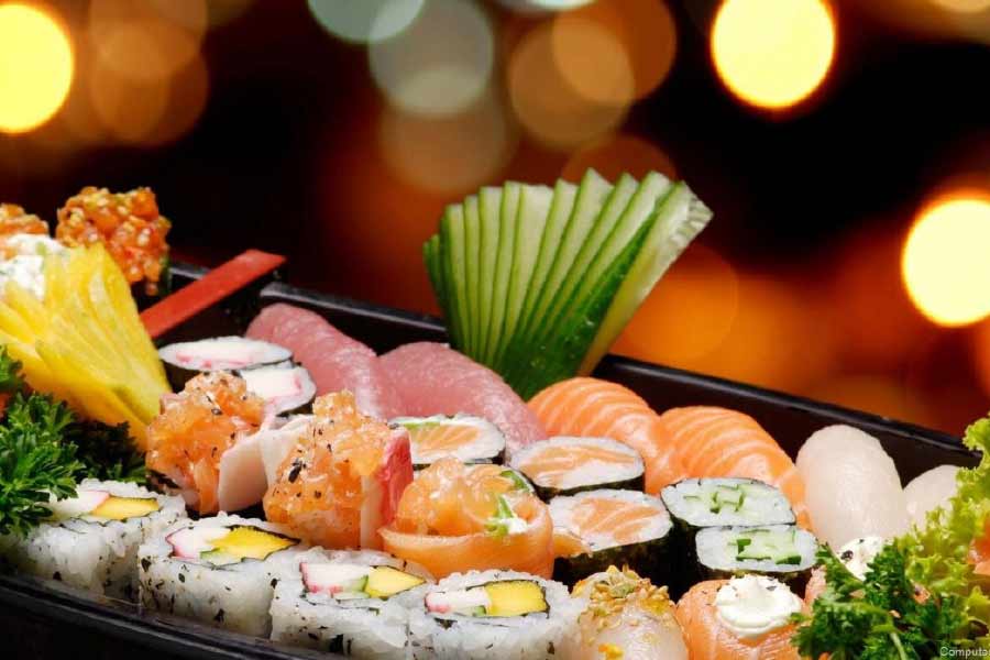 নিয়ম অনুযায়ী, খাবার সময় কোনও অতিথিই উন্মুক্ত হয়ে শুয়ে থাকা পুরুষ-মহিলাদের সঙ্গে কোনও কথা বলতে পারবেন বা তাঁদের ছুঁতে  পারবেন না। একই সঙ্গে টেবিলের উপর শায়িত থাকা পুরুষ এবং মহিলাদেরও অতিথিদের সঙ্গে কথা বলার অনুমতি থাকে না।