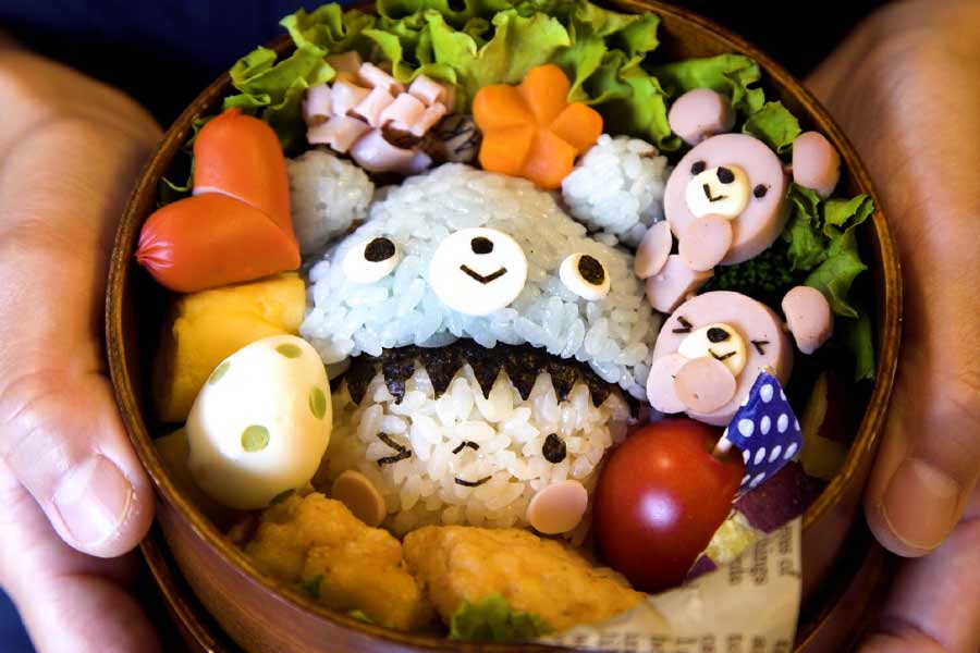 জাপানে এই অদ্ভুত ঐতিহ্যকে শিল্পের মর্যাদা দেওয়া হয়েছে। কিন্তু অনেক দেশেই এই নিয়ম নিষিদ্ধ করা হয়েছে। চিন, হংকং, ব্রিটেন, আফ্রিকা-সহ অনেক দেশে এই প্রথাকে ‘নিষ্ঠুর, অবমাননাকর এবং অনৈতিক’ বলে বিবেচনা করা হয়।