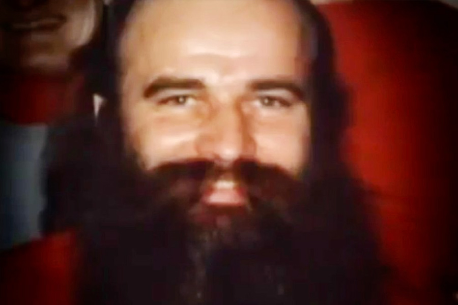 ১৯৪৭ সালের মে মাসে ফরাসি-কানাডীয় পরিবারে জন্ম রোশের। কুইবেকে তাঁর জন্ম হলেও রোশের বেড়ে ওঠা থেটফোর্ড মাইন্‌স শহরে। ছোট থেকেই পড়াশোনায় ভাল ছিলেন তিনি। ছাত্র হিসাবে ফলাফল ভাল করা সত্ত্বেও ১৯৬০ সালে সপ্তম শ্রেণিতে পড়াকালীন তিনি স্কুল ছেড়ে দেন।