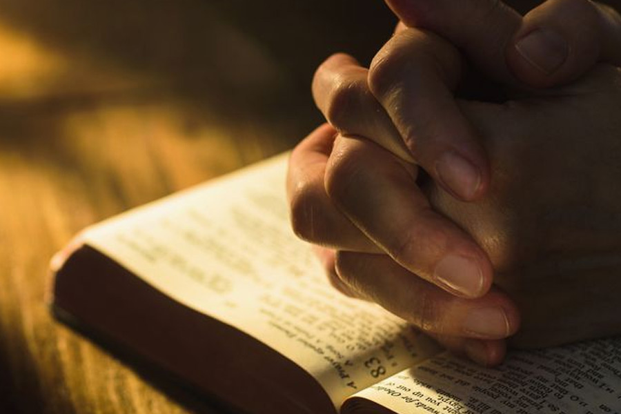 বাইবেলের প্রতি তাঁর আগ্রহ দিন দিন বাড়তে থাকে। ধর্মগ্রন্থ পড়ে তাঁর বোধ হয়, পৃথিবী খুব শীঘ্রই ধ্বংস হবে। ধর্মের প্রতি বিশ্বাসও বদলাতে থাকে। ক্যাথলিক খ্রিস্টান হলেও পরে তিনি ‘সেভেন্‌থ-ডে অ্যাডভেন্টিস্ট’ চার্চে যোগ দেন।