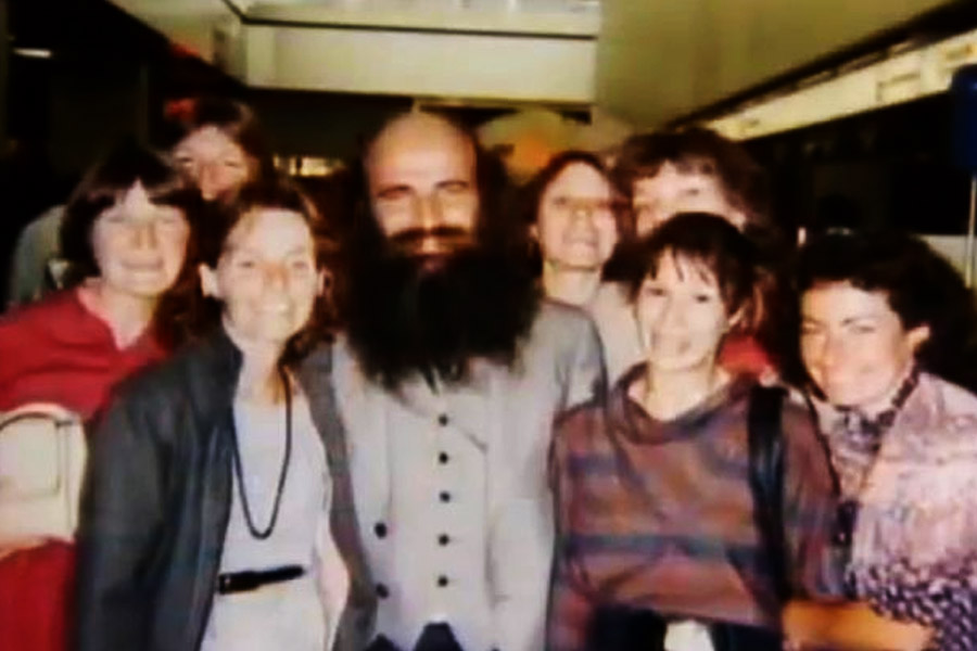 ১৯৭৭ সালে সেন্ট মেরি এলাকায় রোশ আনুষ্ঠানিক ভাবে নিজস্ব গোষ্ঠী গঠন করেন। যার প্রধান প্রতিশ্রুতি ছিল, ওই গোষ্ঠীতে যাঁরা যুক্ত হবেন, তাঁরা ‘পাপমুক্ত’ জীবন কাটাতে পারবেন। সকলেই সমানাধিকার নিয়ে মাথা উঁচু করে বাঁচবেন।