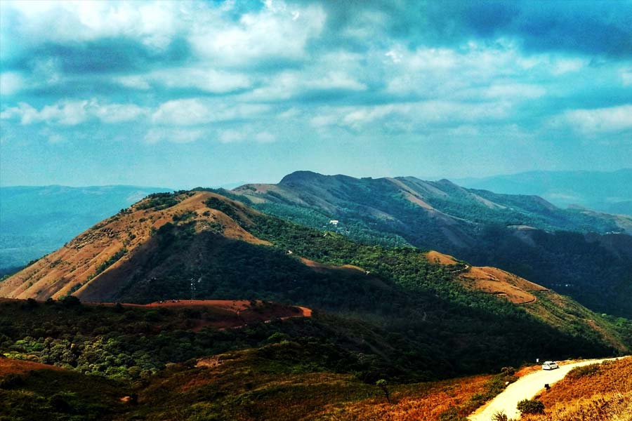 রোশ দাবি করেন, পৃথিবীতে এমন একটি জায়গা রয়েছে, যেখানে গিয়ে বসবাস করলে ওই বিপদের হাত থেকে তাঁর গোষ্ঠীর লোকেরা রক্ষা পাবেন। রোশের কথা মেনে সকলে তাঁর সঙ্গে সেন্ট জগুয়েসের পার্বত্য এলাকায় চলে যান।