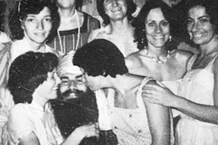 রোশ গোষ্ঠীর সকলকে নির্দেশ দেন সেই এলাকাতেই তাঁদের থাকার বন্দোবস্ত করার। অনুগামীরা গুরুর নির্দেশ পালন করেই সেখানে একটি ছোট শহর গড়ে তোলেন। পিঁপড়ের সঙ্গে তুলনা করে রোশ তাঁর গোষ্ঠীর নামকরণ করেছিলেন ‘অ্যান্ট হিল কিড্‌স’।