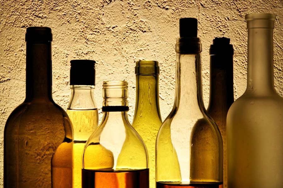 এই ঘটনার পর রোশের জীবনযাত্রায় পরিবর্তন আসে। যিনি মদ, তামাক ছুঁয়েও দেখতেন না, তিনি ধীরে ধীরে পানীয়ে আসক্ত হয়ে পড়েন। তার পর শুরু হয় সকলের উপর শারীরিক এবং মানসিক অত্যাচার। আরও কড়া নিয়মকানুম মেনে চলতে বাধ্য করা হতে থাকে গোষ্ঠীর সদস্যদের।