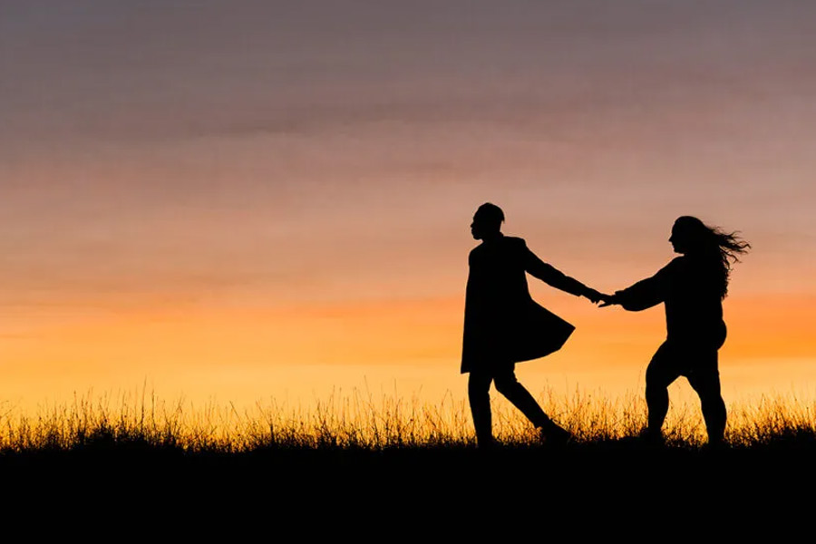 কেমন ছিল সে সব নিয়ম? যেমন, রোশের অনুমতি ছাড়া দলের প্রাপ্তবয়স্কেরা যৌনমিলন করতে পারবেন না। গুরুর উপস্থিতিতে কেউ অন্য কারও সঙ্গে কথাও বলতে পারবেন না। রোশ নির্দেশ দিয়েছিলেন, ওই গোষ্ঠীর সকলে শুকনো খাবার বিক্রি করে উপার্জন করবেন। কিন্তু কেউ কম উপার্জন করলে তাঁকে কঠোর শাস্তিও দিতেন রোশ।