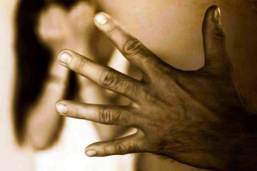 পরে তিনি মহিলাদের শাস্তি দিতে যৌন নির্যাতন করাও শুরু করেন। নির্যাতন করে তাঁদের গাছের সঙ্গে বেঁধে রাখতেন তিনি। পরে দলের বাকি সদস্যদের তাঁর দিকে পাথর ছুড়ে মারার নির্দেশ দিতেন। শাস্তির হাত থেকে বাদ পড়ত না তাঁর সন্তানেরাও। এক সন্তানকে শাস্তি দিতে তাকে কনকনে ঠান্ডার মধ্যে দাঁড় করিয়ে রেখে দিয়েছিলেন রোশ। ঠান্ডায় জমে গিয়ে শেষ পর্যন্ত রোশের সেই সন্তান মারা যায়।