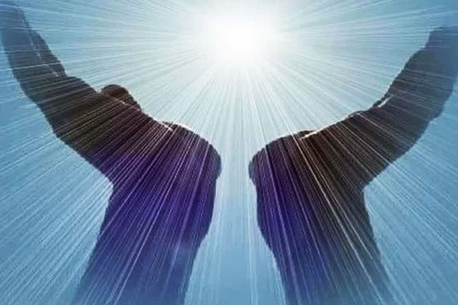 রোশ বিশ্বাস করতেন, সমস্ত রকম রোগ সারিয়ে দেওয়ার দৈব ক্ষমতা রয়েছে তাঁর। তাই তিনি মাঝেমধ্যেই দলের সদস্যদের উপর অস্ত্রোপচার করতেন। পেট কেটে তার ভিতরে সিরিঞ্জের মাধ্যমে ইথানলের মিশ্রণ ঢেলে দিতেন। দলে উপস্থিত পুরুষদের যৌনাঙ্গের উপরিভাগের চামড়াও কেটে ফেলতেন তিনি।