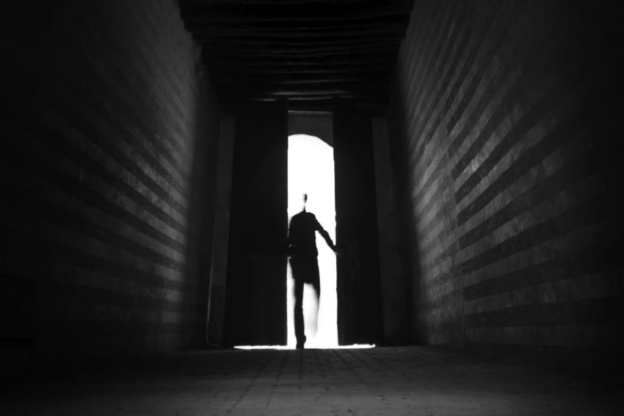 এই ঘটনা সহ্য করতে না পেরে গ্যাব্রিয়েল পালানোর চেষ্টা করেন। কিন্তু রোশের হাতে ধরা পড়ে যান। গ্যাব্রিয়েলের যৌনাঙ্গ আগুনে পুড়িয়ে ফেলেন রোশ, আটটি দাঁত ভেঙে উপড়ে ফেলেন, স্তনের কিছু অংশ কেটে ফেলেন। তাতেও থেমে থাকেননি রোশ। এক একটি আঙুল কাটার পর পুরো হাতটাই কেটে ফেলেন গ্যাব্রিয়েলের।