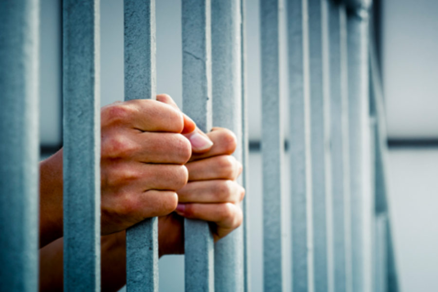 পরে গ্যাব্রিয়েল আবার পালানোর চেষ্টা করেন। এ বার তিনি সফল হন। রোশের বিরুদ্ধে থানায় অভিযোগ করেন তিনি। ১২ বছর কারাদণ্ডের শাস্তি পান রোশ। ১৯৯৩ সালে সোলাঞ্জের হত্যার ঘটনা প্রকাশ্যে আসার পর রোশের যাবজ্জীবন কারাদণ্ড হয়।