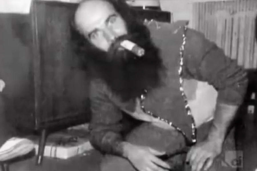 কানাডার ডরচেস্টার সংশোধনাগারে বন্দি ছিলেন তিনি। প্যারোলের আবেদন খারিজ হয়ে যাওয়ায় তাঁকে কয়েক ঘণ্টার জন্য দলের সদস্যদের সঙ্গে দেখা করার জন্য ছাড়া হত। সেই সময় একাধিক মহিলার সঙ্গে যৌন সম্পর্ক স্থাপন করেছিলেন তিনি। রোশ সংশোধনাগারে থাকার সময় সেই মহিলারা অন্তঃসত্ত্বা হন বলেও জানা যায়।