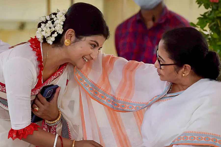 বিধানসভা নির্বাচনের প্রচারের সময় থেকেই মুখ্যমন্ত্রী মমতা বন্দ্যোপাধ্যায়ের সঙ্গে একাধিক মঞ্চে এক সঙ্গে দেখা গিয়েছে অদিতিকে। মুখ্যমন্ত্রীর অনুরোধে ভরা সভায় গান গেয়েও শুনিয়েছেন তিনি।