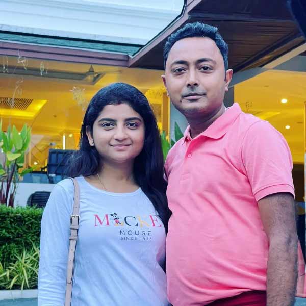 জানা গিয়েছে, ‘ভোট-পরবর্তী হিংসায়’ প্রসেনজিৎ দাস নামে এক ব্যক্তিকে হত্যার অভিযোগ ওঠে। বাড়ির বাইরে তাঁর ঝুলন্ত দেহ উদ্ধার করা হয়েছিল। তিনি বিজেপি কর্মী ছিলেন বলে দাবি করা হয়েছে। এই ঘটনায় অভিযোগ দায়ের করা হয়। ২০২২ সালে তদন্তভার যায় সিবিআইয়ের হাতে। এই ঘটনার তদন্তে জিজ্ঞাসাবাদ করতেই মঙ্গলবার দেবরাজকে ডেকে পাঠিয়েছে কেন্দ্রীয় তদন্তকারী সংস্থা।