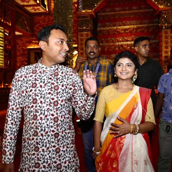 সূত্রের খবর, এই ঘটনায় এফআইআরে নাম ছিল না দেবরাজের। পরে তদন্তে তাঁর নাম উঠে আসে। সে কারণেই তৃণমূলের ওই যুব নেতাকে জিজ্ঞাসাবাদ করা হচ্ছে।