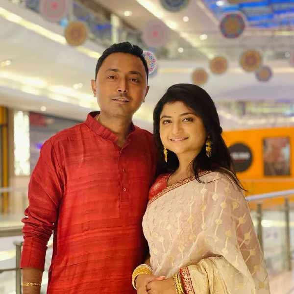 সিবিআই দফতরে পৌঁছে দেবরাজ বলেন, ‘‘আমি আইন মেনে চলা নাগরিক। আমায় ডাকা হয়েছে। তদন্তের কাজে সহযোগিতা করতে আমি এসেছি। ভিতরে কী হবে ওঁরাই বলতে পারবেন। ওঁরা যা জানতে চাইবেন, আমার কাছে যা তথ্য রয়েছে, তা জানিয়ে আমি সাহায্য করব।’’