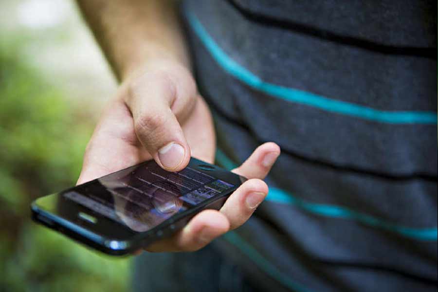 স্কুল চত্বরে একাদশ শ্রেণির দুই পড়ুয়ার ঘনিষ্ঠ দৃশ্যের ভিডিয়ো রেকর্ডিং ছড়িয়ে পড়েছিল। যে ছেলেটি ভিডিয়োটি তুলেছিল, তার ফোনে ‘মাল্টিমিডিয়া মেসেজিং’ ব্যবস্থা ছিল। 