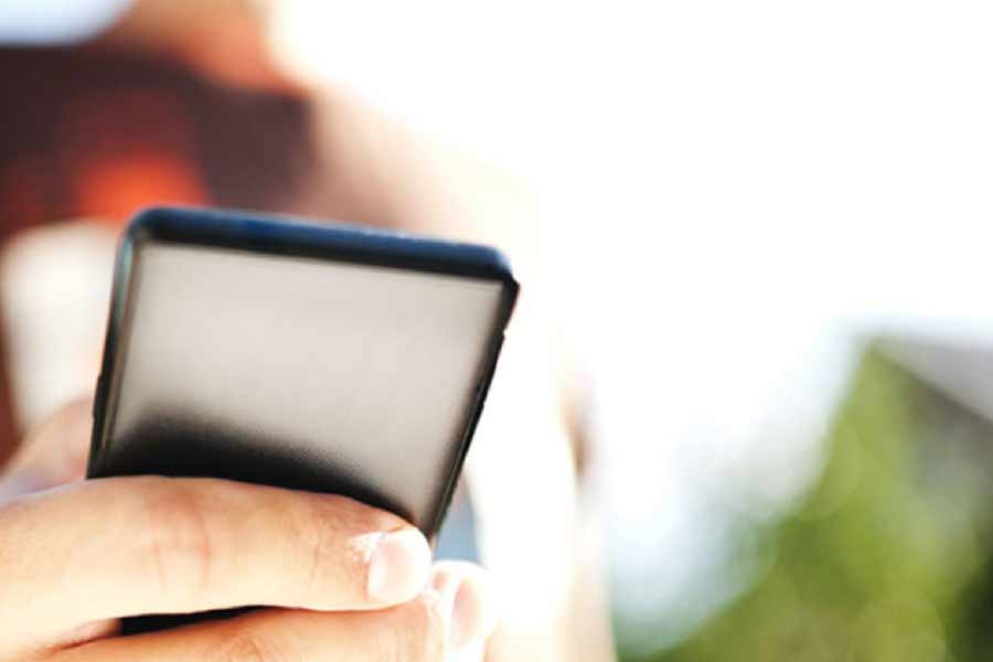 তখনও বাজারে স্মার্টফোন আসেনি। কিছু কিছু ফোনে তখন ‘মাল্টিমিডিয়া মেসেজিং’-এর সুবিধা ছিল। যার সাহায্যে ফোনে ভিডিয়ো পাঠানো যেত। 