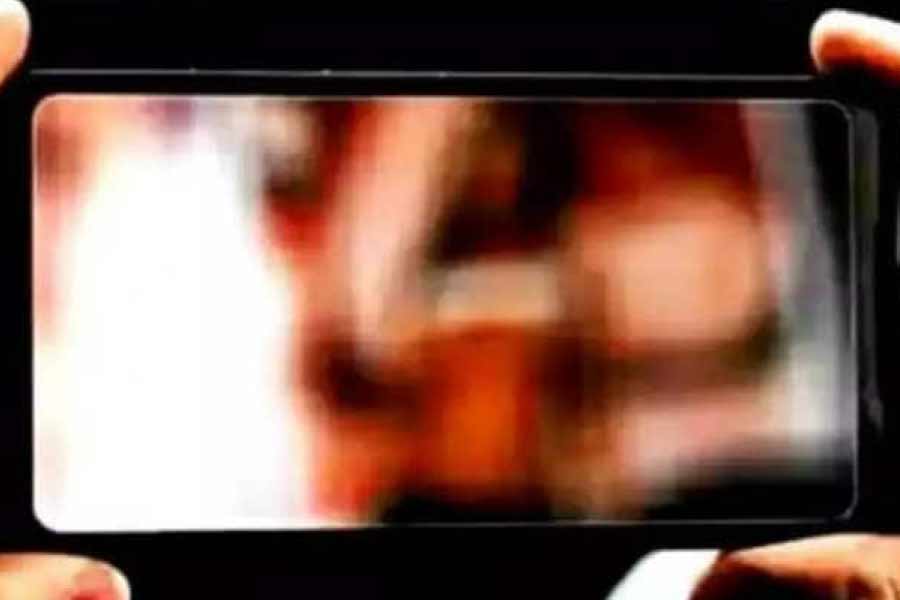 ওই প্রতিবেদনে দাবি করা হয়, ‘…গার্লস হ্যাভিং ফান’— এই নামে ভিডিয়োটি ওই ওয়েবসাইটে ছিল। এই খবর প্রকাশ্যে আসতেই হইচই পড়ে যায়। 