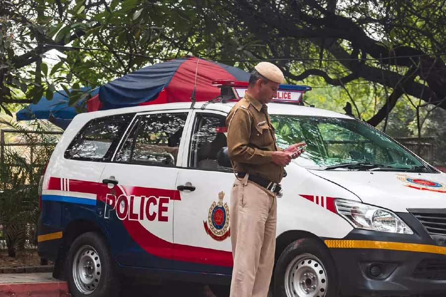 এই ঘটনায় দিল্লির হাইজ খাস থানায় অভিযোগ দায়ের করা হয়। প্রতিবেদনটির সূত্র ধরে ‘ক্রাইম ব্রাঞ্চ’কে তদন্তের নির্দেশ দেন দিল্লির তৎকালীন পুলিশ কমিশনার। 
