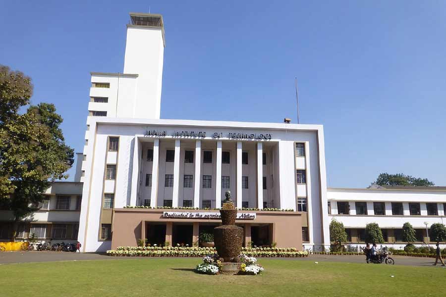 এই ঘটনায় নাম জড়ায় খড়্গপুর আইআইটি-র চতুর্থ বর্ষের ছাত্রের। ক্লিপটি বিক্রির নেপথ্যে তাঁর ভূমিকা ছিল বলে দাবি করে পুলিশ। ২০০৪ সালের ২৭ নভেম্বর ক্লিপটি বিক্রির জন্য ওয়েবসাইটে সেটি রাখেন ওই ছাত্র।