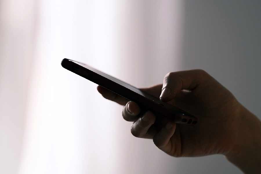 ভারতীয় দণ্ডবিধির ২৯২ ও ২৯৪ এবং তথ্যপ্রযুক্তি আইনের ৬৭ ধারায় তাঁদের বিরুদ্ধে চার্জশিট জমা দেওয়া হয়। মামলাটি এখনও বিচারাধীন রয়েছে। 