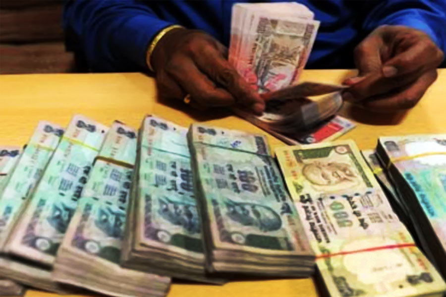 পুলিশের হাত থেকে বাঁচতে বিশালকে ৫০ লক্ষ টাকা দেন সেলিম। কিন্তু দুঁদে গ্যাংস্টার জানতেন না যে, বিশাল নিজেই এক জন ঠগ। পরে রাজনীতিবিদদের কাছ থেকে ১০০ কোটি টাকা হাতিয়ে নেওয়ার চেষ্টার করায় বিশাল নিজেই গ্রেফতার হন।