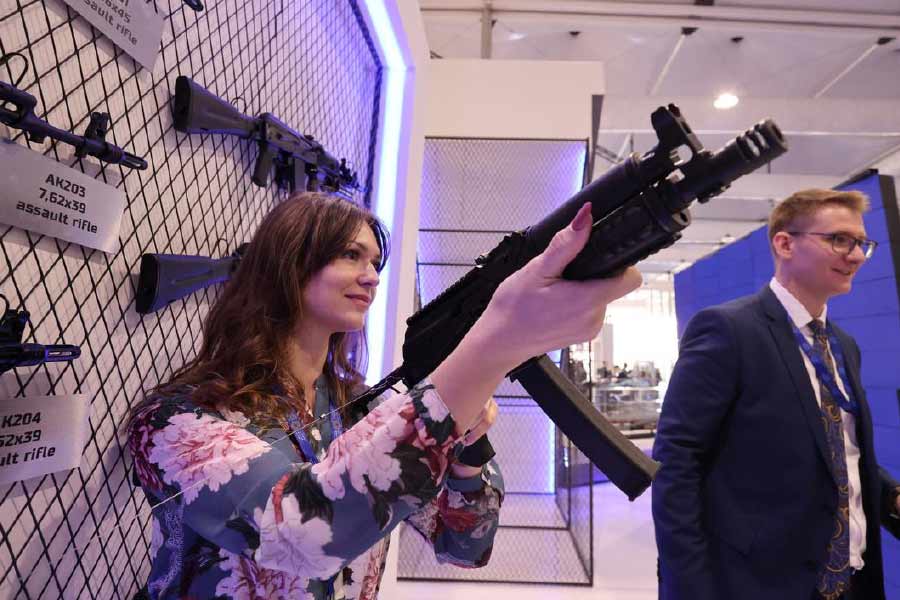 একে-২০৩ রাইফেলটি বানানো হচ্ছে ভারত-রাশিয়ার যৌথ উদ্যোগে। ২০১৯ সালে অমেঠি জেলার ‘করওয়ার অর্ডিন্যান্স ফ্যাক্টরি’তে তৈরি করা হয় ‘ইন্দো-রাশিয়া রাইফেল্‌স প্রাইভেট লিমিটেড’। রাশিয়ার কালাশনিকভ অ্যাসল্ট রাইফেলের এই উন্নত সংস্করণ তৈরির দায়িত্ব রয়েছে এই সংস্থার উপরেই।