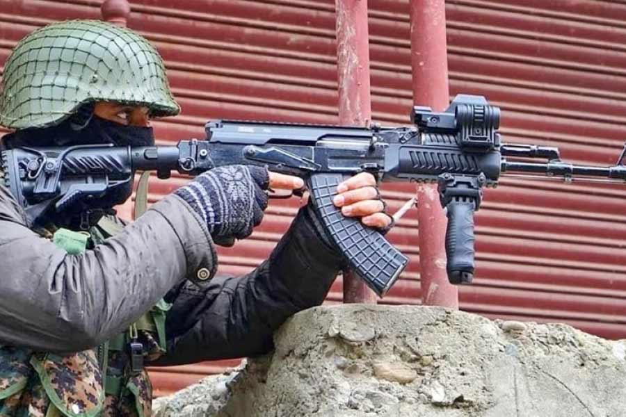 বর্তমানে ভারতীয় সেনার পদাতিক ব্যাটেলিয়ন এবং রাষ্ট্রীয় রাইফেল্‌সের অস্ত্র হিসেবে দেশীয় পদ্ধতিতে তৈরি ‘ইনসাস রাইফেল’ ব্যবহৃত হয়। স্বয়ংক্রিয় একে-২০৩ রাইফেলের উৎপাদন শুরুর পর থেকে ইনসাস রাইফেলের বদলে ভারতীয় সেনার হাতে উঠবে এই অত্যাধুনিক একে-২০৩।