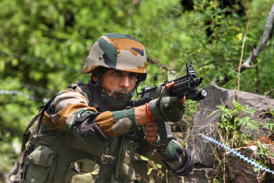 ইনসাস রাইফেলের কার্তুজ ৫.৫৬ মিলিমিটারের। এর তুলনায় একে সিরিজের ৭.৬২ মিলিমিটার কার্তুজ অনেক বেশি প্রাণঘাতী। কার্যক্ষমতাও অনেকটা বেশি।