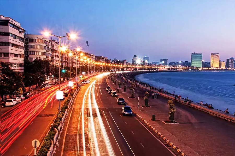 শীঘ্রই, সেলিম পরিবারের বাকি সদস্যদের সঙ্গে মুম্বইয়ের একটি বিলাসবহুল অ্যাপার্টমেন্টে থাকতে শুরু করেন। নাল বাজারে একটি হোটেলও খোলেন তিনি।