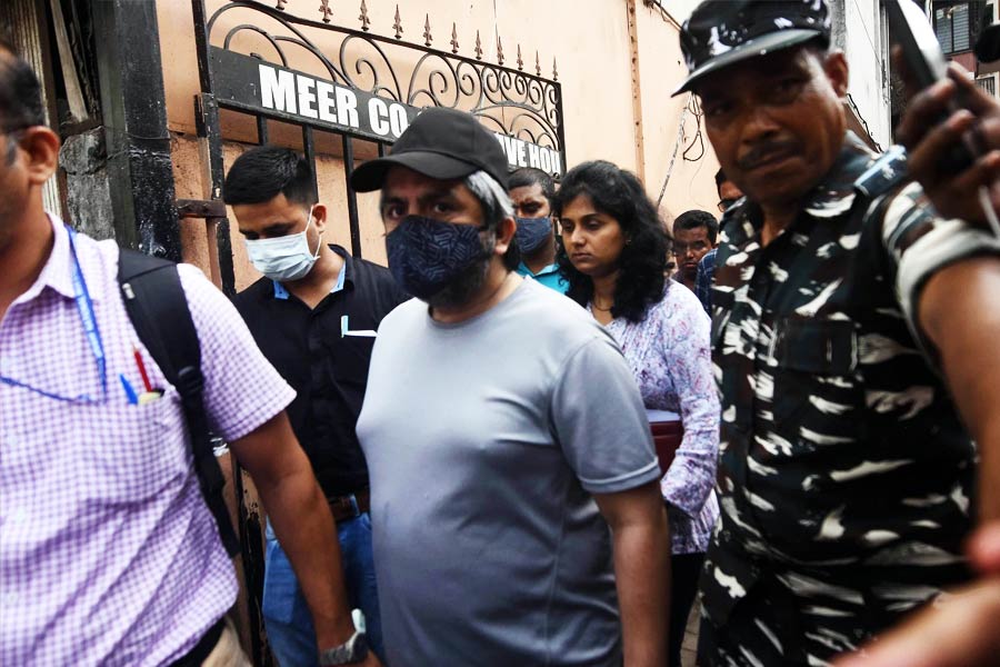 ২০০১ সালে একটি তোলাবাজির মামলায় সেলিমের নাম আসার পর পুলিশ তাঁকে গ্রেফতার করে। সেলিম, জামিল হাজি এবং মহম্মদ সাবির শেখের বিরুদ্ধে এক ব্যবসায়ীকে হুমকি দিয়ে ৫০ লাখ টাকা চাওয়ার অভিযোগ ওঠে। সেলিম নিজে ফোন করে এই টাকা চেয়েছিলেন বলেও অভিযোগ করে পুলিশ।