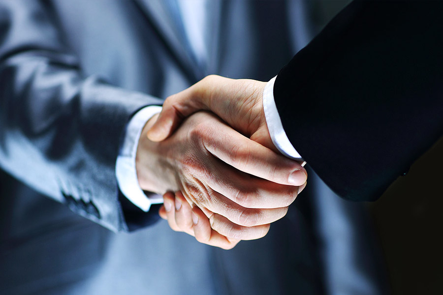 এ রকম ভাবেই এক বার দুবাই যাওয়ার পথে সেলিমের পরিচয় হয় দাউদের ভাই আনিসের সঙ্গে। ধীরে ধীরে তাঁর সঙ্গে সেলিমের সখ্য গড়ে ওঠে। পরে আনিসের মাধ্যমেই দাউদের ডান হাত ছোটা শাকিলের সঙ্গে যোগাযোগ করেন সেলিম।