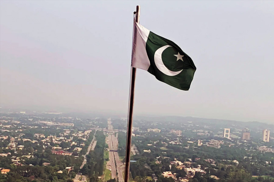  সেলিমের এক বন্ধুর দাবি, মাত্র ১৭ বছর বয়সে নকল সোনার গয়না-সহ বিভিন্ন জিনিস পাকিস্তানে পাচার করা শুরু করেন সেলিম। বার কয়েক সেলিম নিজেও জিনিসপত্র পাচার করতে পাকিস্তান গিয়েছিলেন বলে শোনা যায়।