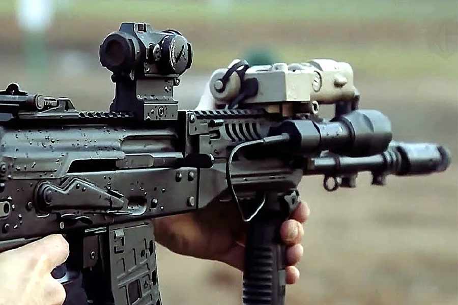 একে-২০৩ থেকে ছোড়া গুলির গতিও অনবদ্য। ট্রিগারে চাপ দেওয়ার পর সেকেন্ডে প্রায় ৭৩০ মিটার জোরে ছুটে যেতে পারে এই রাইফেলের কার্তুজ।