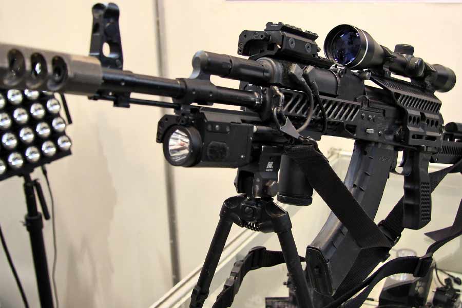 অত্যাধুনিক এই রাইফেল থেকে মিনিটে প্রায় ৭০০ রাউন্ড গুলি ছোড়া সম্ভব।