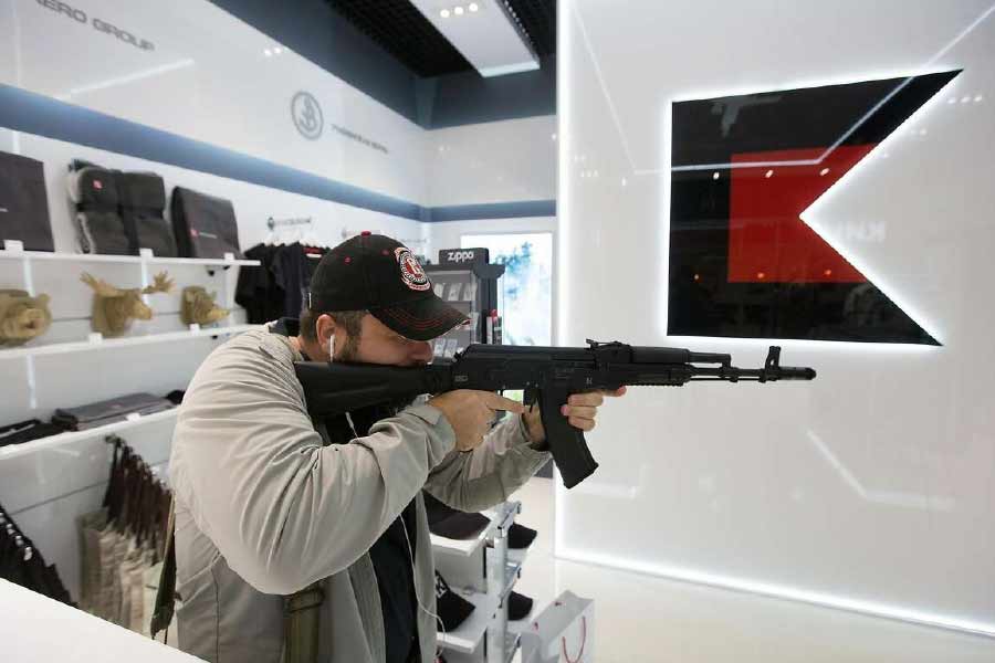 একে-৪৭-এর মূল নকশাকে আরও আধুনিক করে তৈরি করা হয়েছে একে-২০৩। একে-৪৭-এর ডিজাইন বানিয়েছিলেন মিখাইল কালাশনিকভ। কালাশনিকভের তৈরি সেই নকশার উপর ভিত্তি করেই তৈরি হয়েছে একে-২০৩-এর নকশা।