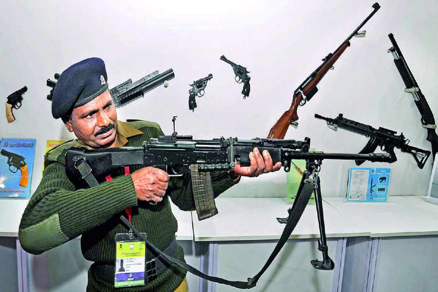 ২০১০ সালে রাশিয়ার ‘কালাশনিকভ কনসার্ন’ সংস্থা একে-২০৩ অ্যাসল্ট রাইফেলটি তৈরি করে।