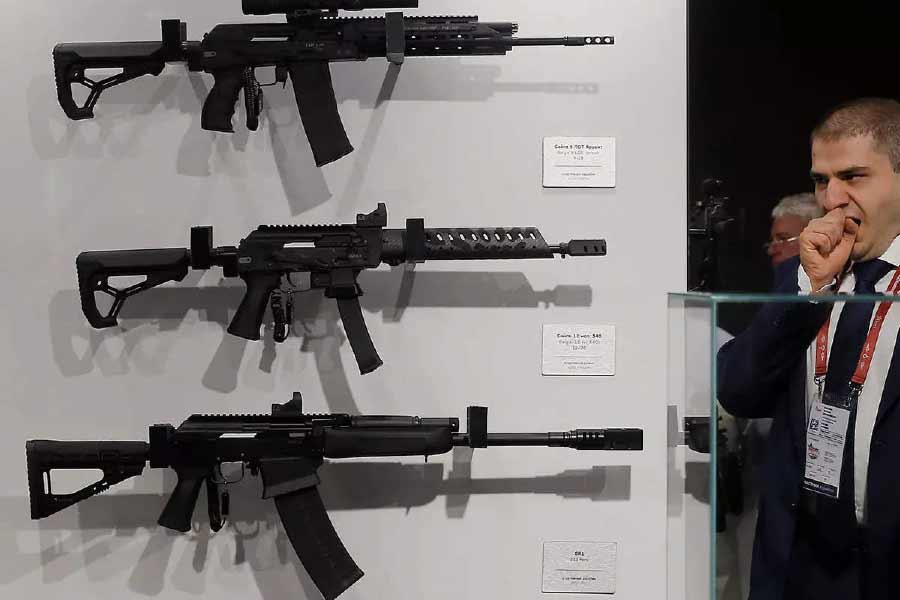 একে-২০৩ রাইফেল একে-২০০ সিরিজের একটি রাইফেল, যা নিয়ে পরীক্ষানিরীক্ষা শুরু হয় ২০০৭ সালে। একে-২০০ সিরিজের প্রথম মডেলটি ২০১০ সালে তৈরি করা হয়। ২০১৩ সালে আবার এর নকশায় বদল আনা হয়।